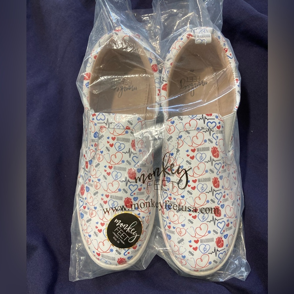 NWT Mommy Monkey Feet - Heart Warrior - Slip Ons - size 39 ❤️💙 - Picture 4 of 7